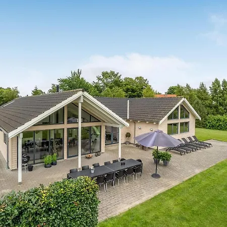 In Tisvildeleje With Private Swimming Pool, Be Inside Or Outside Vakantiehuis Holloselund