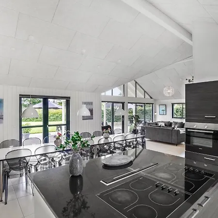 In Tisvildeleje With Private Swimming Pool, Be Inside Or Outside Vakantiehuis Holloselund